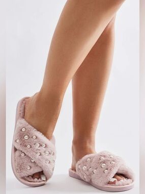Fashion Nova Lucy Pearl Slippers Pink Fuzzy Criss Cross Slides Size Small NWT